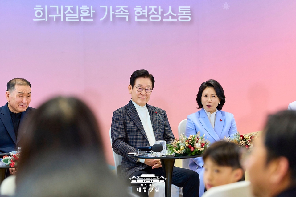 이재명 대통령이 24일 서울 서대문구 신촌세브란스 연세암병원 중입자치료센터에서 열린 희귀질환 환우·가족 간담회에서 참석자들의 발언을 듣고 있다.