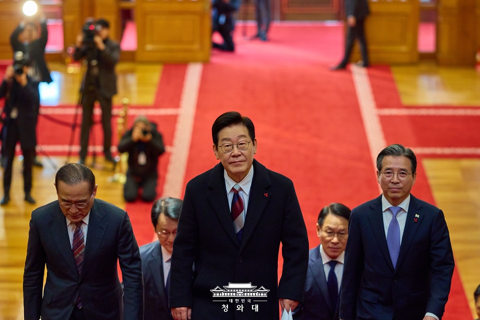 이재명 대통령이 29일 청와대로 첫 출근하고 있다.