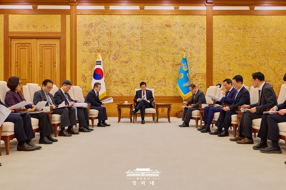 이재명 대통령이 29일 청와대 본관에서 참모진과 차담회를 하고 있다.