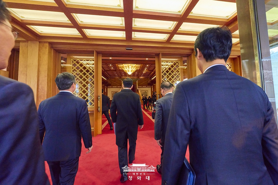 이재명 대통령이 29일 청와대로 첫 출근하고 있다.