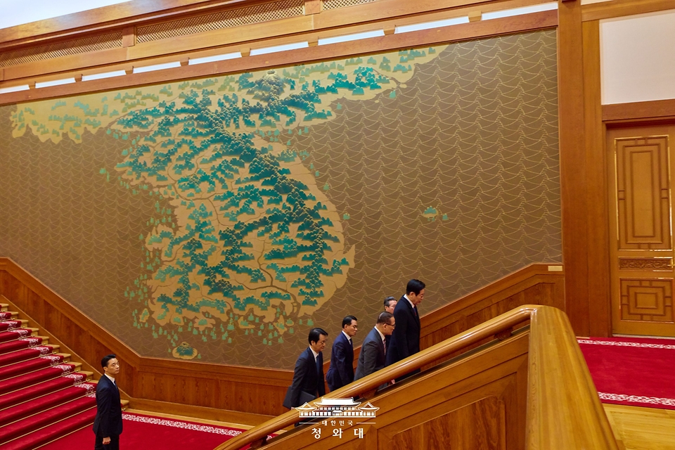 이재명 대통령이 29일 청와대로 첫 출근하고 있다.