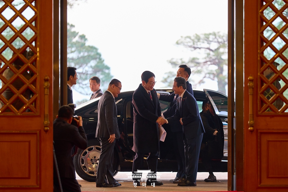 이재명 대통령이 청와대 공식 근무를 시작한 29일 청와대 본관에 도착해 차에서 내려 김용범 정책실장과 인사하고 있다.