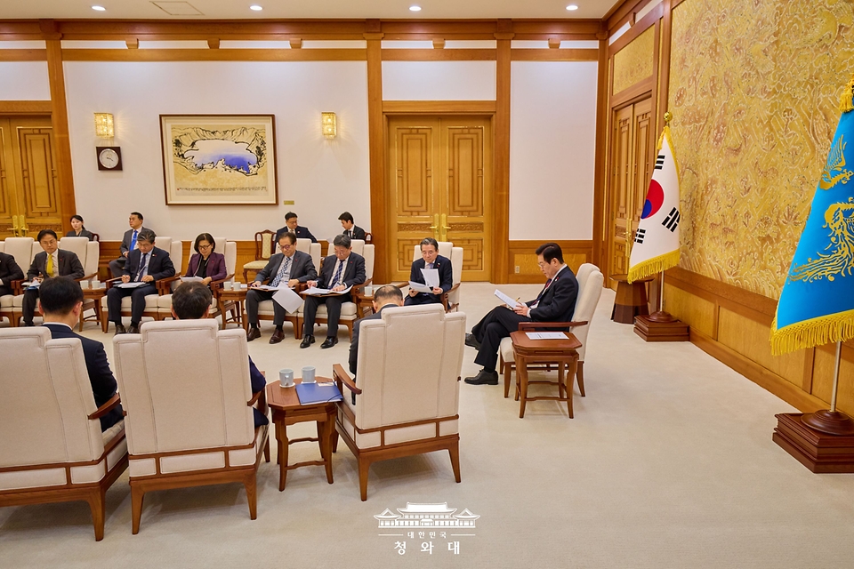 이재명 대통령이 29일 청와대 본관에서 참모진과 차담회를 하며 자료를 살펴보고 있다.