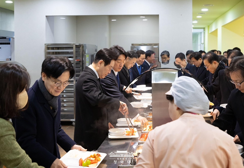 이재명 대통령이 새해 첫 날인 1월 1일 청와대 직원식당에서 현충원 참배 참석자들과 떡국으로 조찬을 하고 있다. 