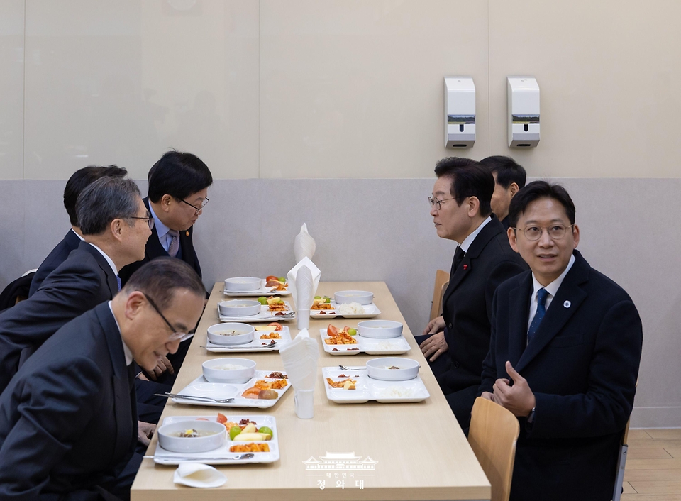 이재명 대통령이 새해 첫 날인 1월 1일 청와대 직원식당에서 현충원 참배 참석자들과 떡국으로 조찬을 하고 있다. 