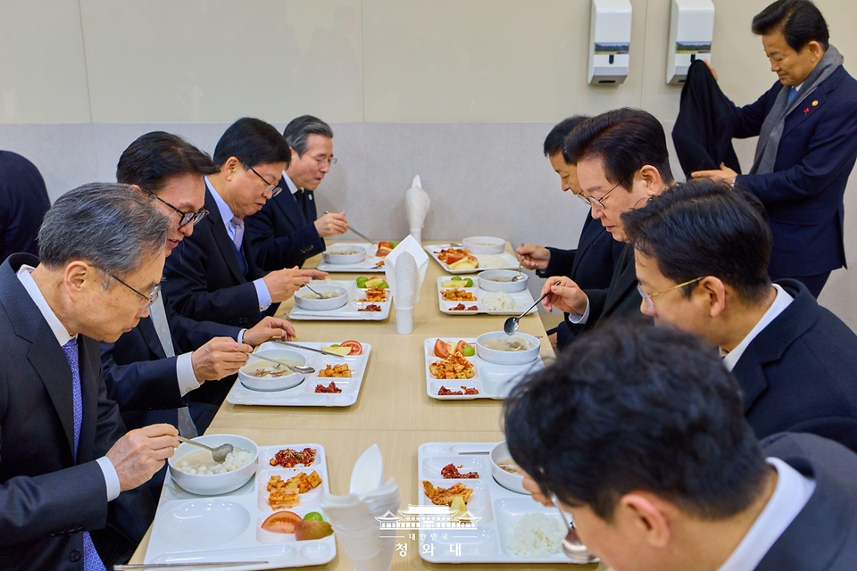이재명 대통령이 새해 첫 날인 1월 1일 청와대 직원식당에서 현충원 참배 참석자들과 떡국으로 조찬을 하고 있다. 