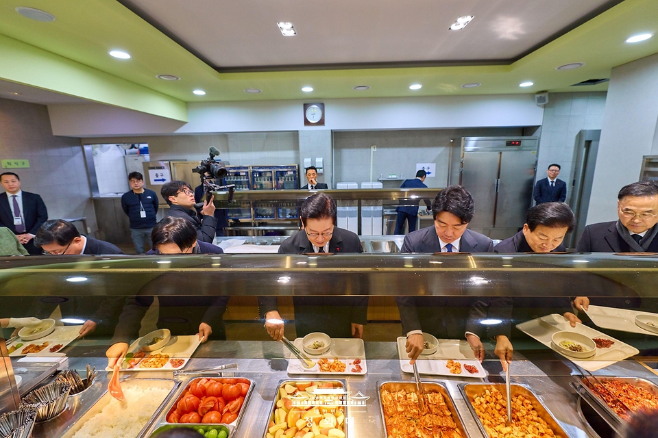 이재명 대통령이 새해 첫 날인 1월 1일 청와대 직원식당에서 현충원 참배 참석자들과 떡국으로 조찬을 하고 있다. 