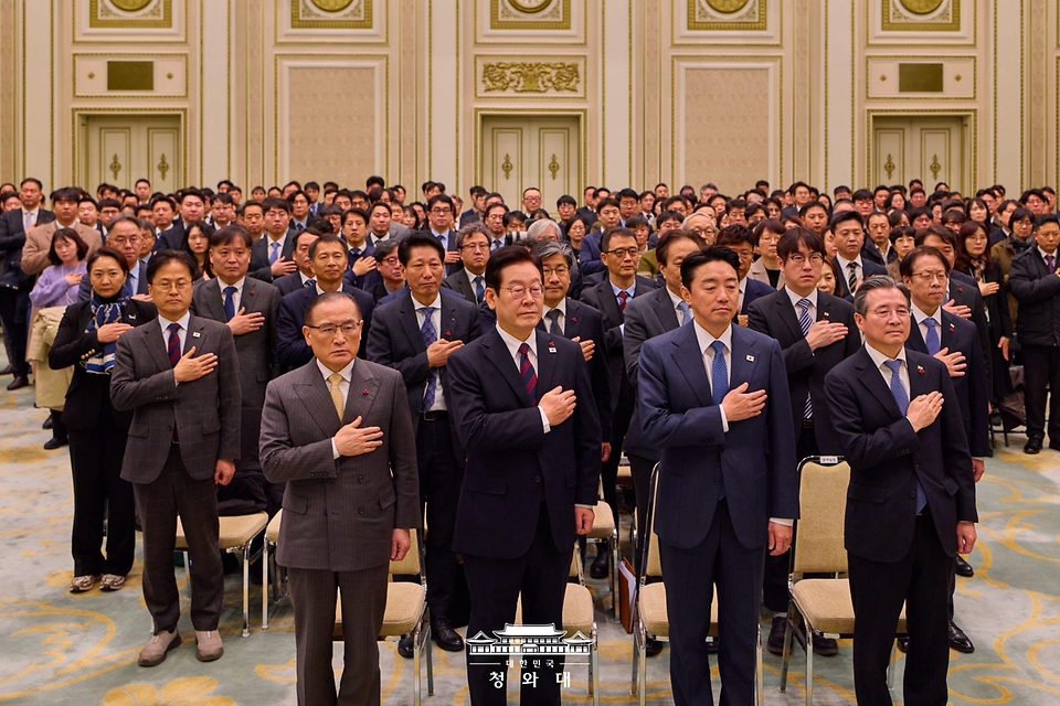 이재명 대통령이 1월 2일 청와대 영빈관에서 열린 시무식에서 국기에 경례하고 있다.