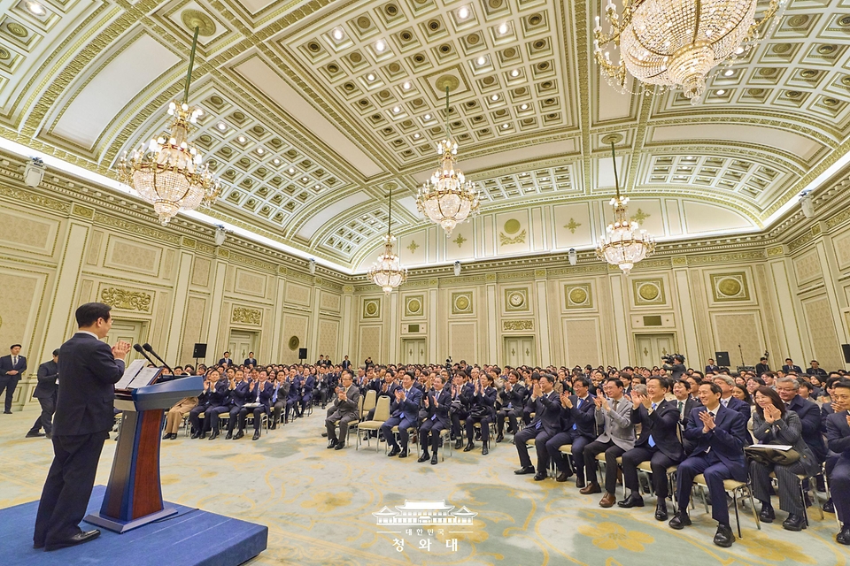 이재명 대통령이 1월 2일 청와대 영빈관에서 열린 시무식에서 새해 인사말을 하고 있다.