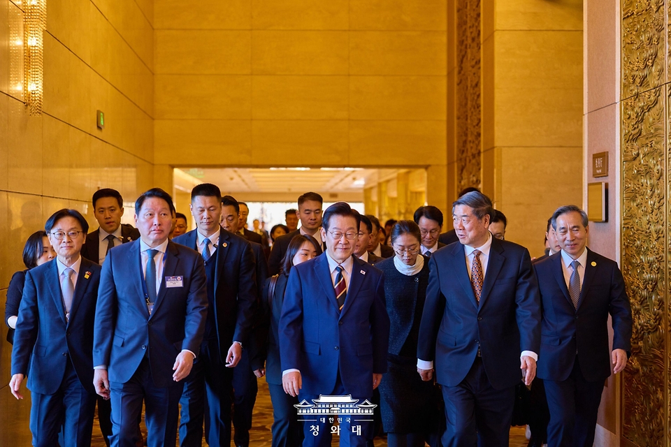 중국을 국빈 방문 중인 이재명 대통령이 1월 5일(현지 시간) 베이징 조어대에서 열린 한중 비즈니스 포럼에 입장하고 있다.