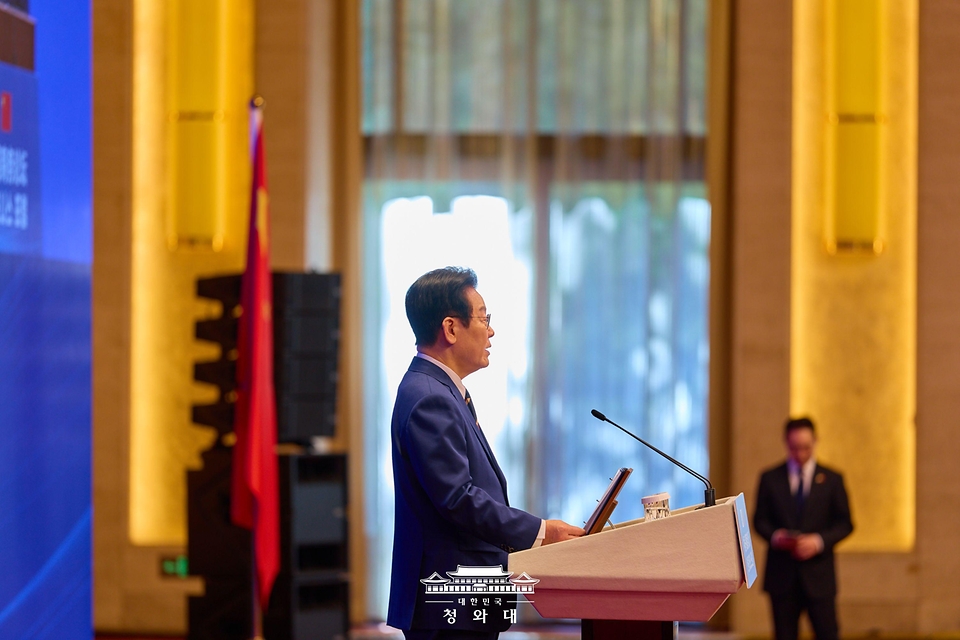 중국을 국빈방문 중인 이재명 대통령이 1월 5일(현지 시간) 베이징 조어대에서 열린 한·중 비즈니스 포럼에서 발언하고 있다.