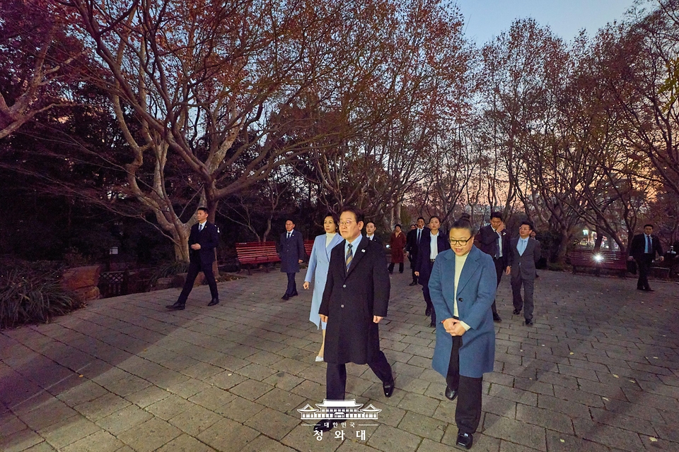 이재명 대통령과 김혜경 여사가 지난 1월 7일(현지 시간) 중국 상하이 루쉰공원을 방문해 전시물 등을 살펴보고 있다.