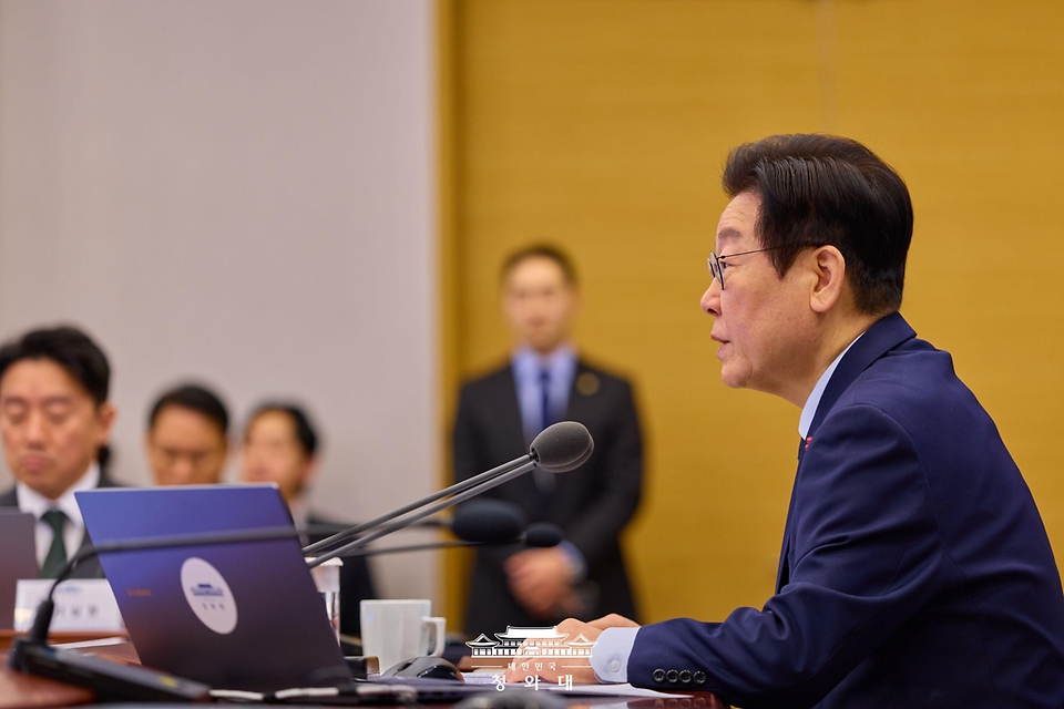 이재명 대통령이 1월 8일 청와대에서 열린 수석보좌관회의에서 발언하고 있다.