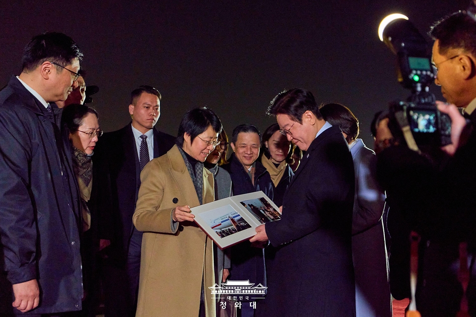 중국 국빈 방문 공식 일정을 마친 이재명 대통령이 1월 7일(현지 시간) 중국 상하이 푸동 국제공항에서 환송객과 인사하고 있다.