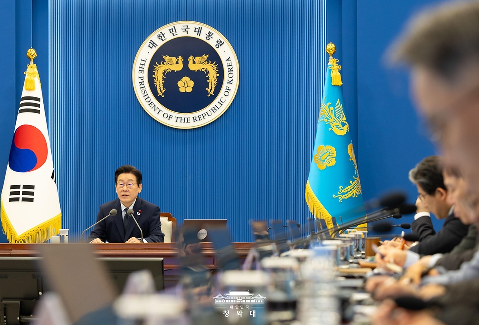 이재명 대통령이 1월 8일 청와대에서 열린 수석보좌관회의에서 발언하고 있다.