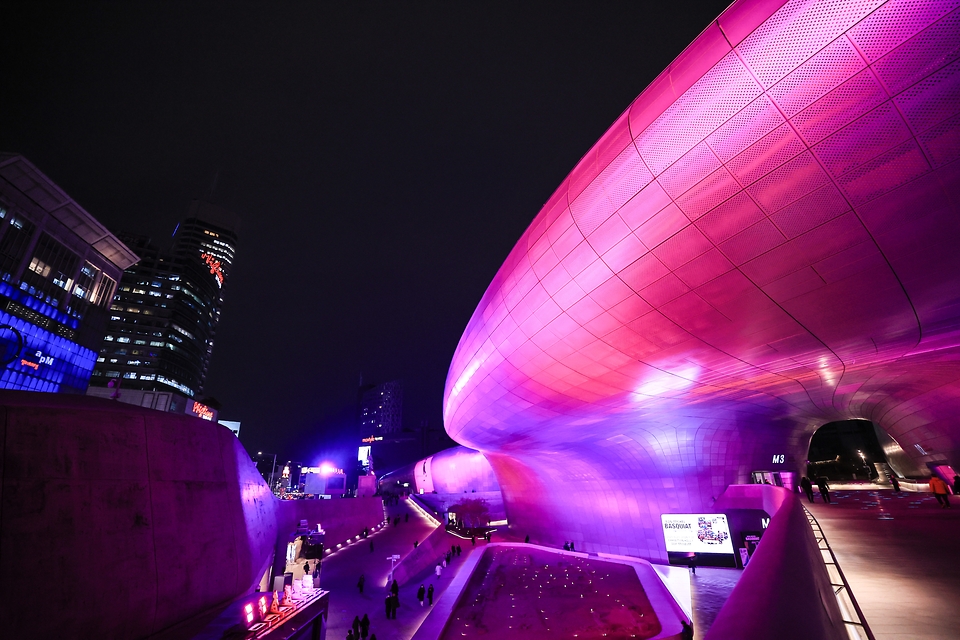 서울라이트 DDP는 세계 최대 비정형 건축물 3차원 맵핑 디스플레이로 세계 기네스북에 등재됐으며, iF·Red Dot·IDEA 등 세계 3대 디자인 어워드를 수상했다. <br> <br>지난해 11월 시범 운영했던 DDP 상설 조명 전시 '드림 인 라이트'를 1월 9일부터 다시 선보이고 있으며, 매일 오후 6시부터 10시까지 매시 정각에 총 5회 운영, 회당 약 25분간 진행될 예정이다.