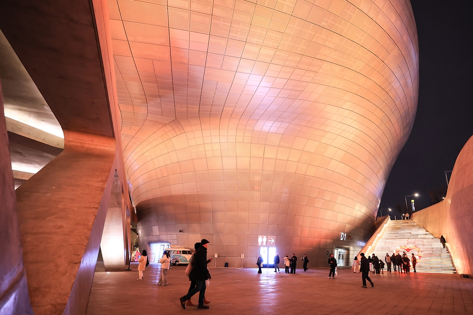 서울라이트 DDP는 세계 최대 비정형 건축물 3차원 맵핑 디스플레이로 세계 기네스북에 등재됐으며, iF·Red Dot·IDEA 등 세계 3대 디자인 어워드를 수상했다. <br>  <br> 지난해 11월 시범 운영했던 DDP 상설 조명 전시 '드림 인 라이트'를 1월 9일부터 다시 선보이고 있으며, 매일 오후 6시부터 10시까지 매시 정각에 총 5회 운영, 회당 약 25분간 진행될 예정이다.
