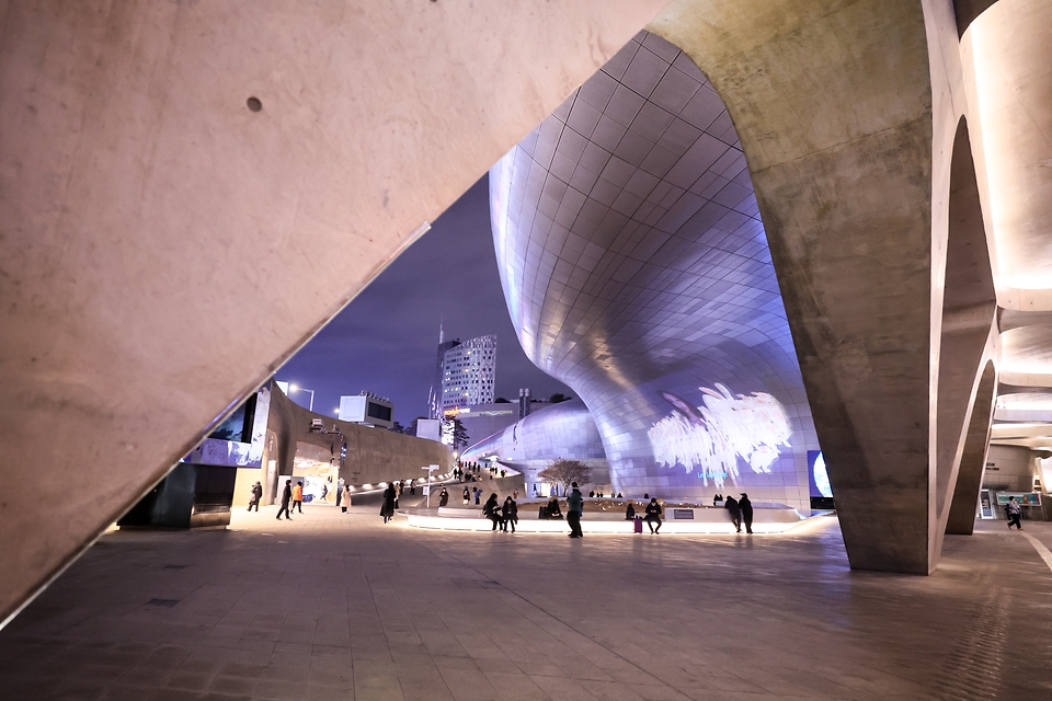 서울라이트 DDP는 세계 최대 비정형 건축물 3차원 맵핑 디스플레이로 세계 기네스북에 등재됐으며, iF·Red Dot·IDEA 등 세계 3대 디자인 어워드를 수상했다. <br>  <br> 지난해 11월 시범 운영했던 DDP 상설 조명 전시 '드림 인 라이트'를 1월 9일부터 다시 선보이고 있으며, 매일 오후 6시부터 10시까지 매시 정각에 총 5회 운영, 회당 약 25분간 진행될 예정이다.