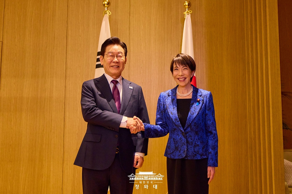 이재명 대통령과 다카이치 사나에 일본 총리가 1월 13일 일본 나라현 정상회담장에서 소인수 회담 전 악수를 하고 있다. 