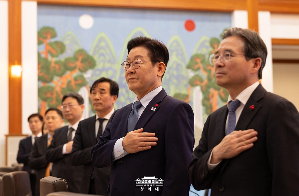 이재명 대통령이 1월 15일 청와대에서 열린 수석보좌관회의에서 국민의례를 하고 있다. 