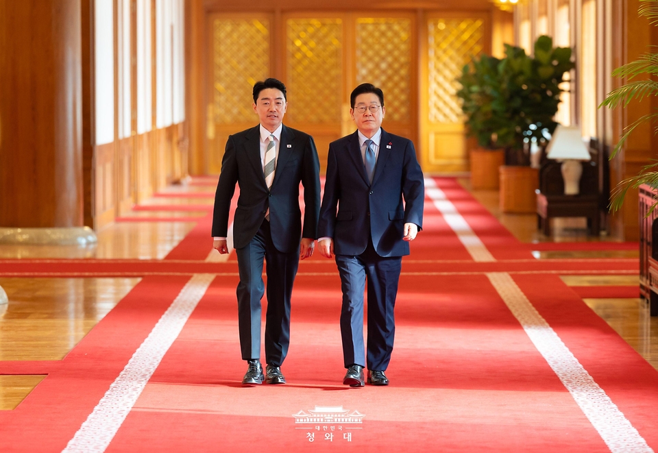 이재명 대통령과 강훈식 비서실장이 1월 15일 청와대에서 열린 수석보좌관회의에 입장하고 있다.