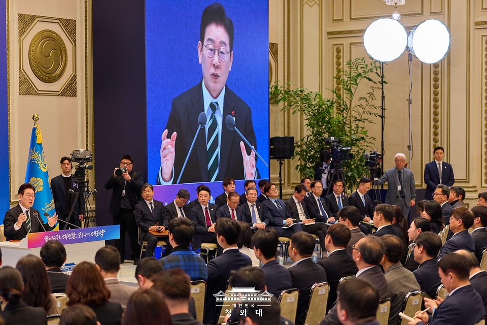 이재명 대통령이 1월 21일 청와대 영빈관에서 2026년 신년 기자회견을 하고 있다.