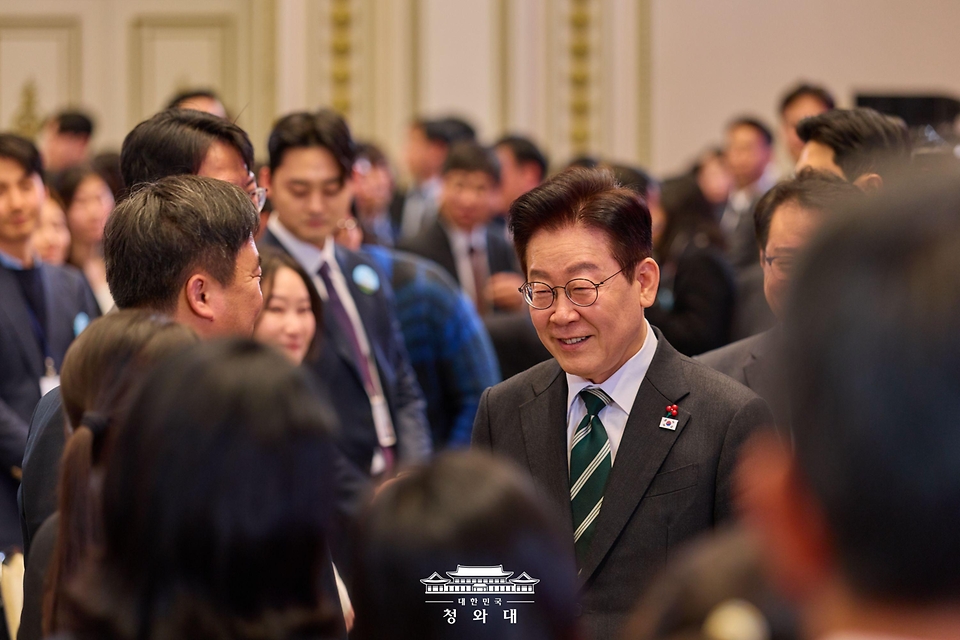 이재명 대통령이 1월 21일 청와대 영빈관에서 열린 2026년 신년 기자회견에 입장하고 있다.