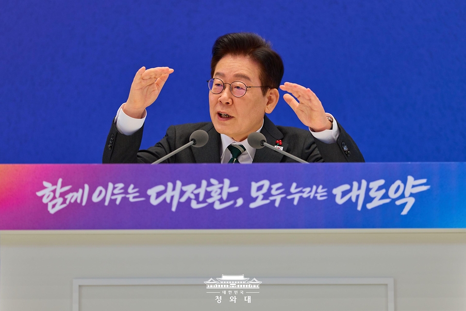 이재명 대통령이 1월 21일 청와대 영빈관에서 열린 2026년 신년 기자회견에서 발언하고 있다. 