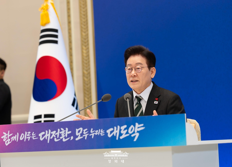 이재명 대통령이 1월 21일 청와대 영빈관에서 열린 2026년 신년기자회견에서 취재진 질문에 답하고 있다.