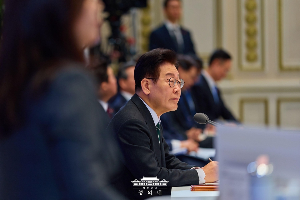 이재명 대통령이 1월 21일 청와대 영빈관에서 열린 2026년 신년 기자회견에서 질문을 받고 있다.