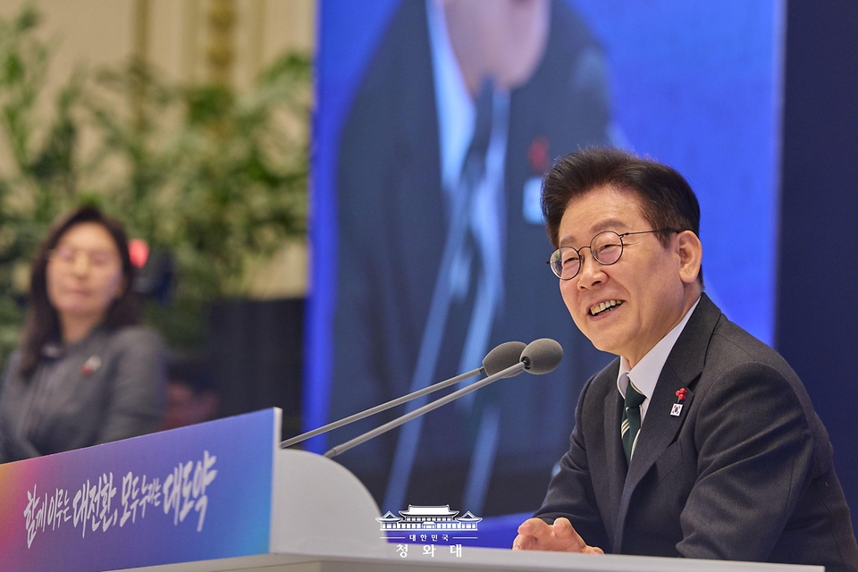 이재명 대통령이 1월 21일 청와대 영빈관에서 열린 2026년 신년기자회견에서 취재진 질문에 답하고 있다.