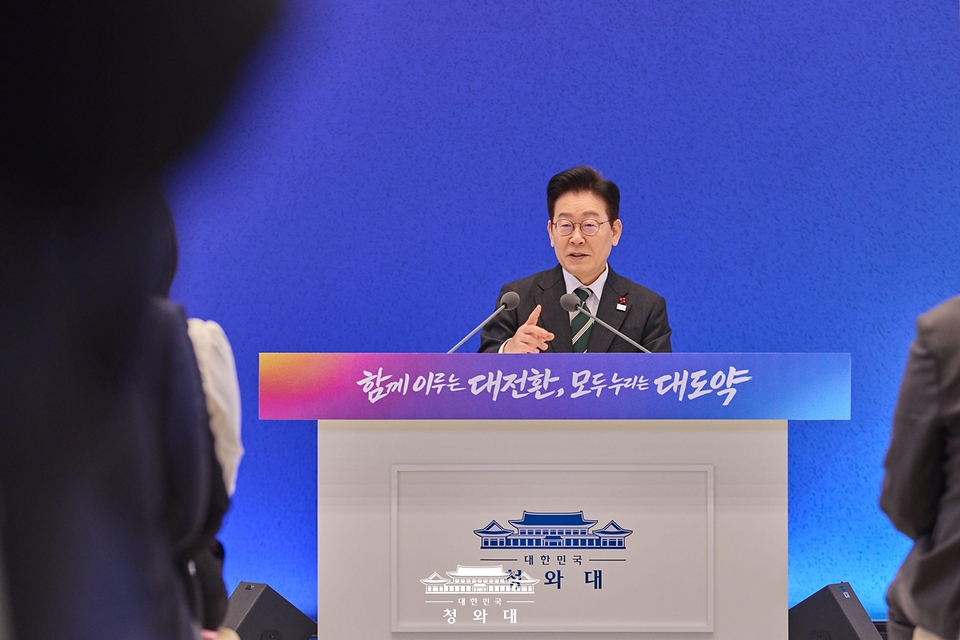 이재명 대통령이 1월 21일 청와대 영빈관에서 열린 2026년 신년 기자회견에서 발언하고 있다.