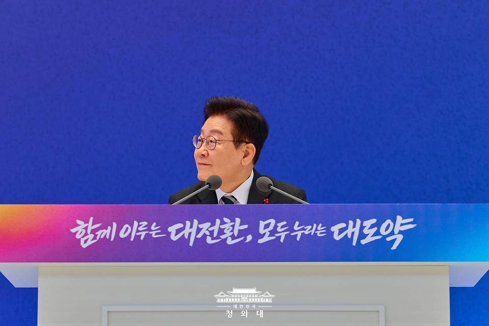 이재명 대통령이 1월 21일 청와대 영빈관에서 열린 2026년 신년 기자회견에서 질문을 받고 있다.
