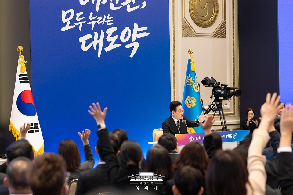 이재명 대통령이 1월 21일 청와대 영빈관에서 열린 2026년 신년 기자회견에서 질문을 받고 있다.