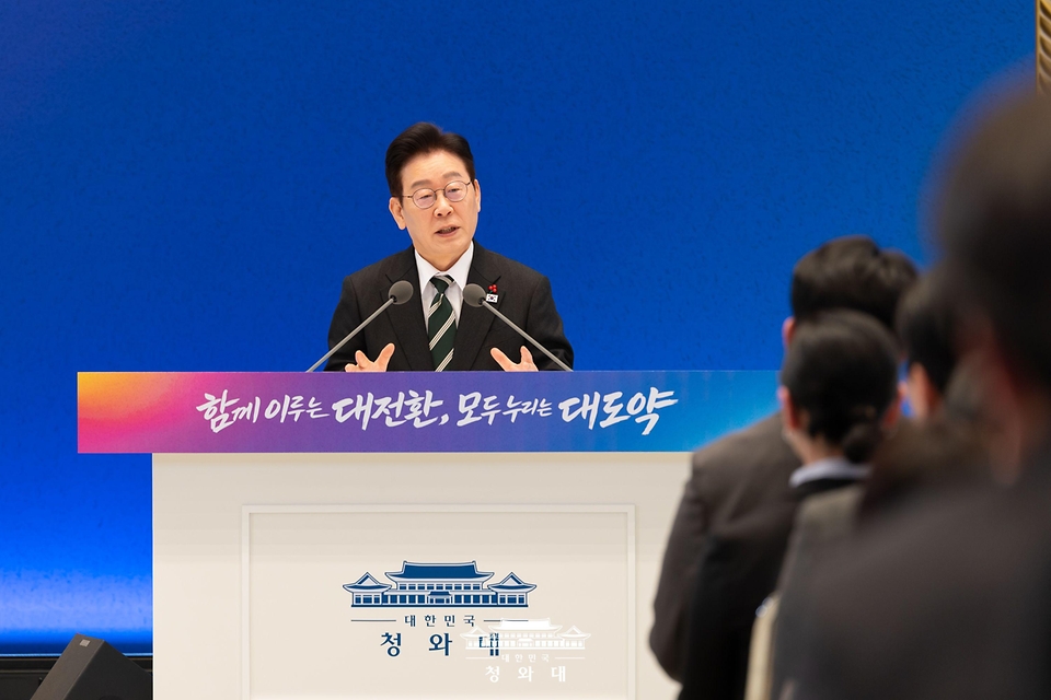 이재명 대통령이 1월 21일 청와대 영빈관에서 열린 2026년 신년기자회견에서 취재진 질문에 답하고 있다.
