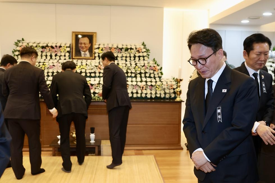 김민석 국무총리가 1월 27일 종로구 서울대학교병원 장례식장에서 故 이해찬 민주평통 수석부의장의 빈소를 조문하고 있다.
