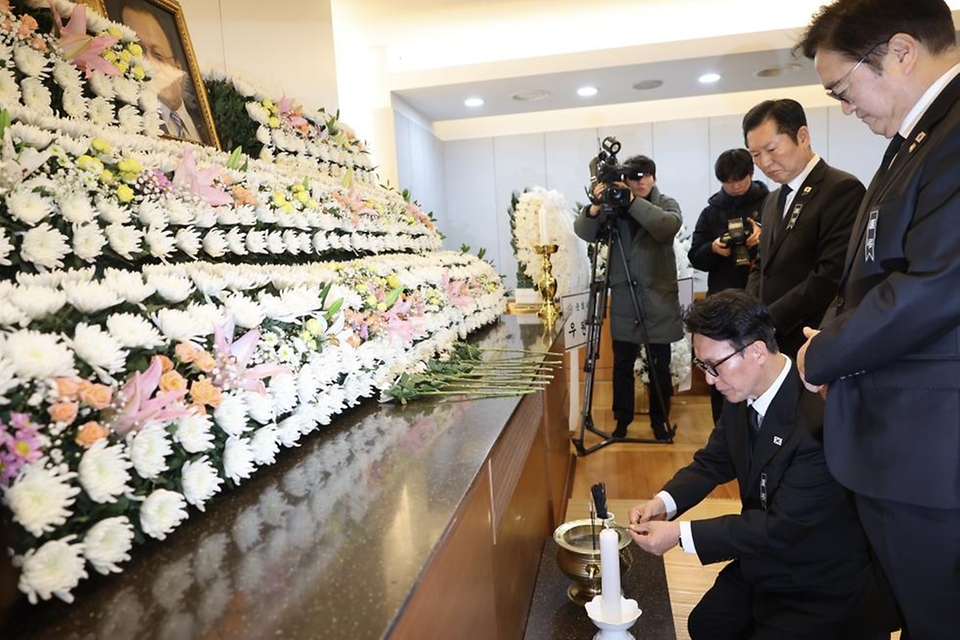 김민석 국무총리가 1월 27일 종로구 서울대학교병원 장례식장에서 故 이해찬 민주평통 수석부의장의 빈소를 조문하고 있다.