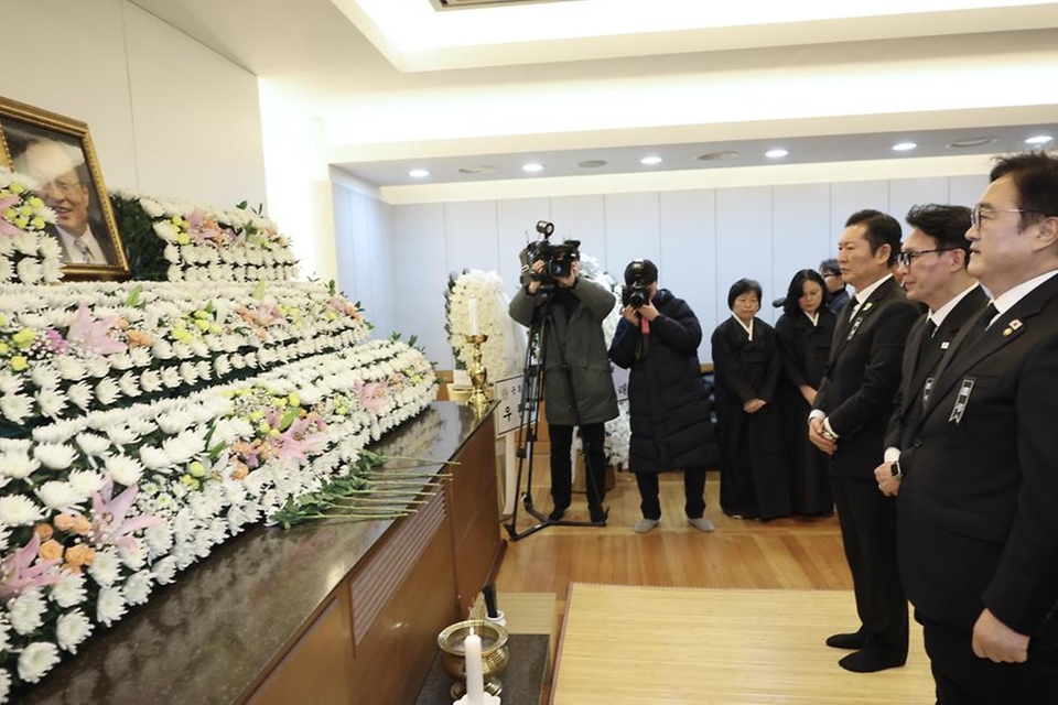 김민석 국무총리가 1월 27일 종로구 서울대학교병원 장례식장에서 故 이해찬 민주평통 수석부의장의 빈소를 조문하고 있다.