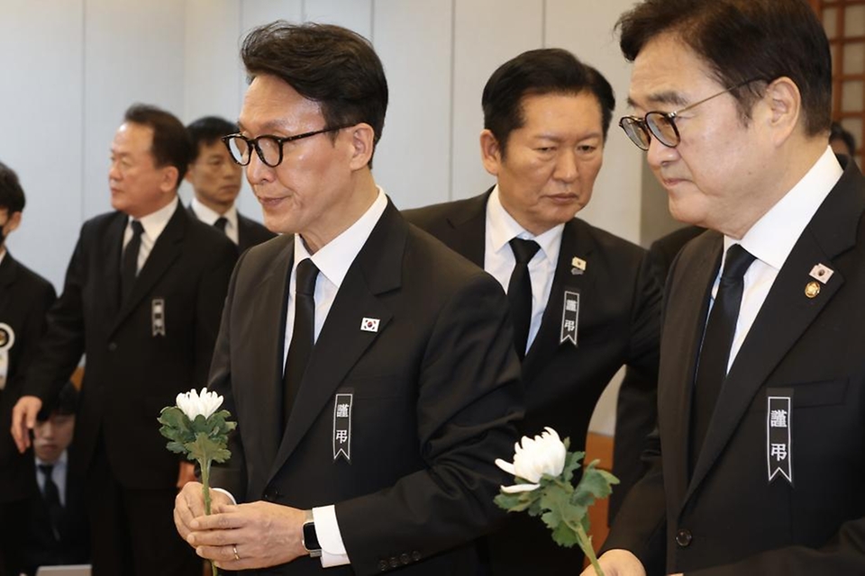 김민석 국무총리가 1월 27일 종로구 서울대학교병원 장례식장에서 故 이해찬 민주평통 수석부의장의 빈소를 조문하고 있다.