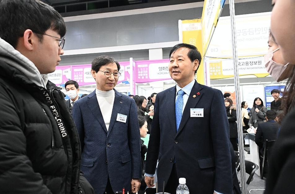 구윤철 부총리 겸 재정경제부 장관이 1월 27일 서울 서초구 양재동 aT센터에서 열린 '2026 공공기관 채용박람회'에 참석, 공공기관 채용전시관을 순람하며 구직자들과 대화를 나누고 있다.