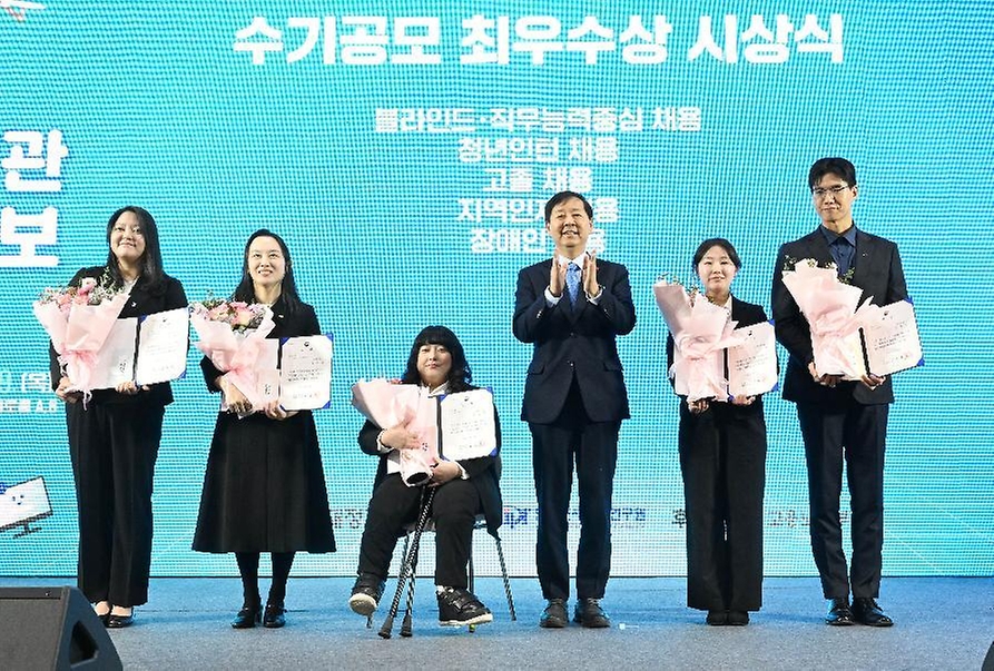 구윤철 부총리 겸 재정경제부 장관이 1월 27일 서울 서초구 양재동 aT센터에서 열린 '2026 공공기관 채용박람회'에 참석, 채용 수기공모전 최우수상 수상자들과 함께 기념사진을 찍고 있다.