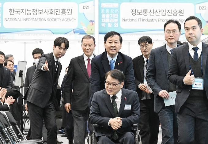 구윤철 부총리 겸 재정경제부 장관이 1월 27일 서울 서초구 양재동 aT센터에서 열린 '2026 공공기관 채용박람회'에 참석자들과 함께 입장하고 있다. 