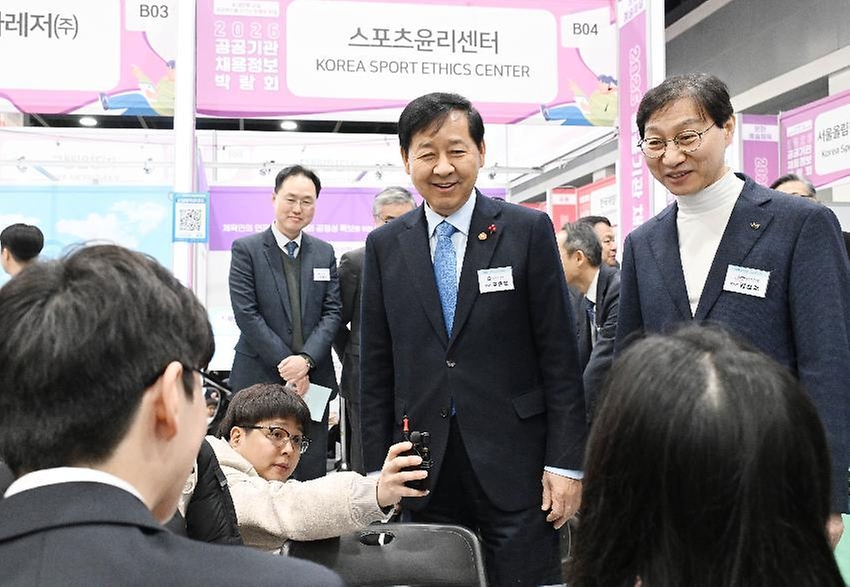 구윤철 부총리 겸 재정경제부 장관이 1월 27일 서울 서초구 양재동 aT센터에서 열린 '2026 공공기관 채용박람회'에 참석, 공공기관 채용전시관을 순람하며 구직자들과 대화를 나누고 있다.