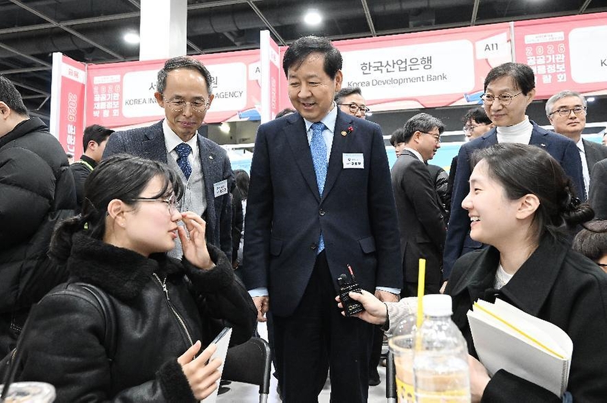 구윤철 부총리 겸 재정경제부 장관이 1월 27일 서울 서초구 양재동 aT센터에서 열린 '2026 공공기관 채용박람회'에 참석, 공공기관 채용전시관을 순람하며 구직자들과 대화를 나누고 있다.