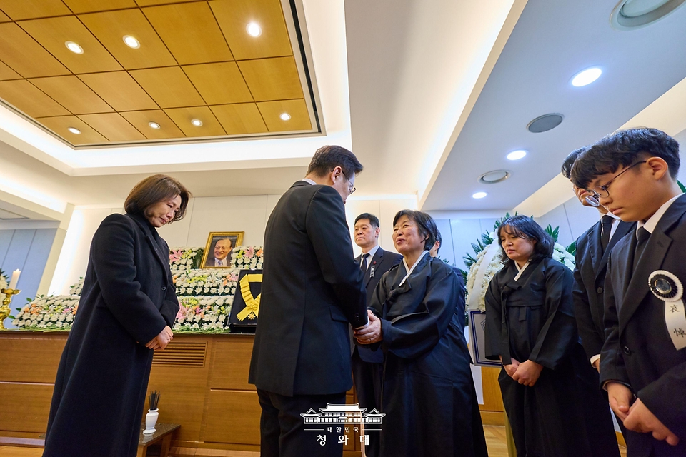 이재명 대통령과 김혜경 여사가 1월 27일 서울 종로구 서울대병원 장례식장에 마련된 고 이해찬 전 국무총리 빈소에서 유가족을 위로하고 있다.