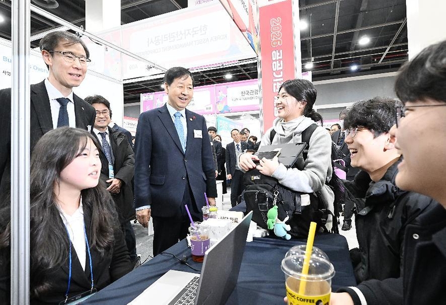 구윤철 부총리 겸 재정경제부 장관이 1월 27일 서울 서초구 양재동 aT센터에서 열린 '2026 공공기관 채용박람회'에 참석, 참석자들과 대화를 나누고 있다. 