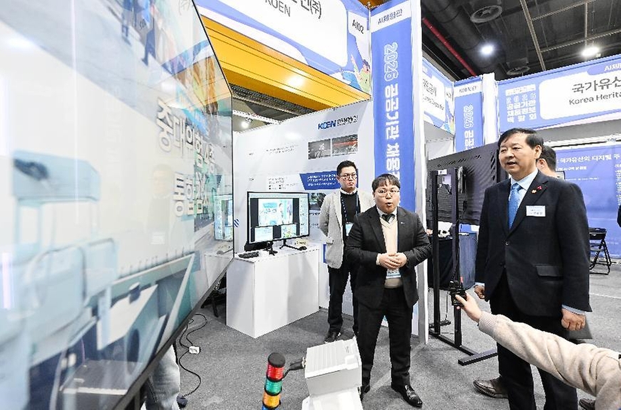 구윤철 부총리 겸 재정경제부 장관이 1월 27일 서울 서초구 양재동 aT센터에서 열린 '2026 공공기관 채용박람회'에 참석, 기관별 상담 부스를 살펴보고 있다. 