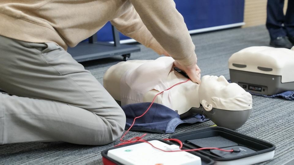 질병관리청과 대한심폐소생협회는 1월 29일 '2025년 한국 심폐소생술 가이드라인'을 발표했다. 이번 가이드라인은 기존 '2020년 한국 심폐소생술 가이드라인'('21.3. 발행)을 기반으로 하되, 국내·외 최신 연구 결과 등을 반영해 개정했으며, 총 7개의 전문위원회를 구성해 16개 전문단체, 73명의 전문가가 참여했다.