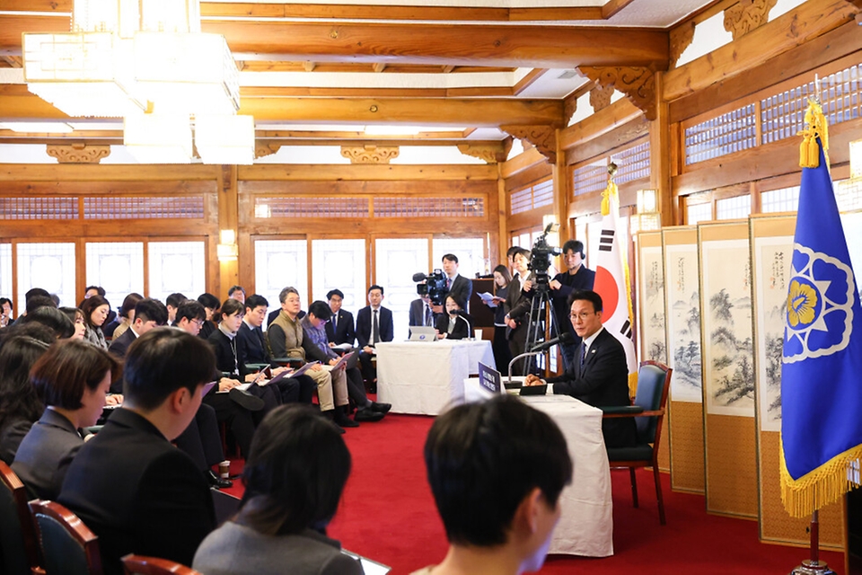 김민석 국무총리가 2월 2일 삼청동 총리서울공관에서 열린 출입기자단 간담회에서 발언을 하고 있다.