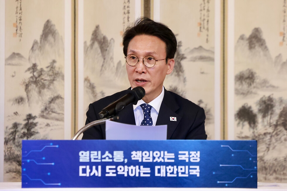 김민석 국무총리가 2월 2일 삼청동 총리서울공관에서 열린 출입기자단 간담회에서 발언을 하고 있다.